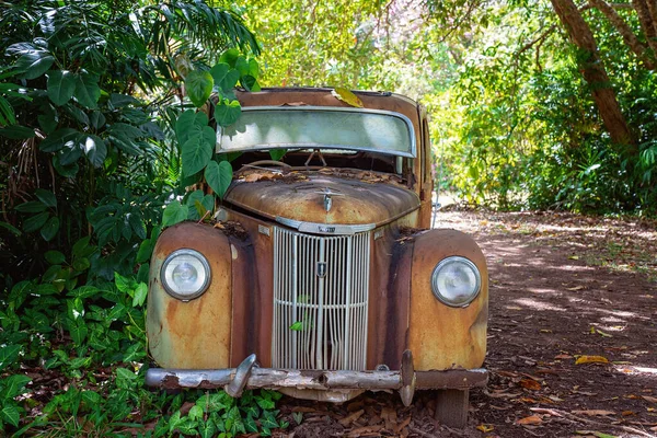 Mackay Queensland Australia Septiembre 2020 Automóvil Época Abandonado Entre Árboles — Foto de Stock