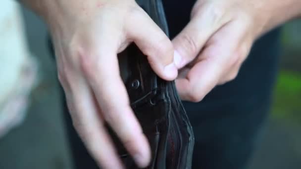Een man opent een lege portemonnee.. — Stockvideo