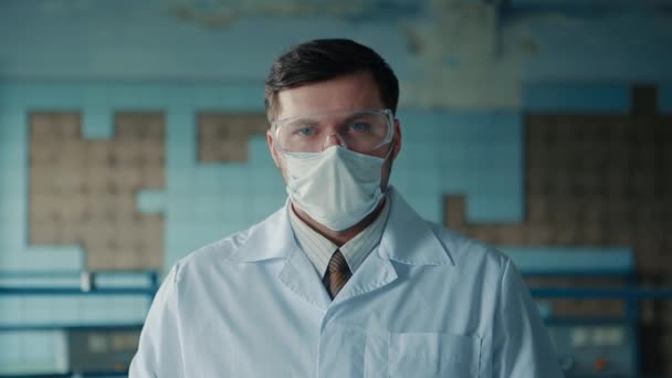 의료 코트를 입고 의료용 마스크를 쓴 남자 의사의 모습. — 비디오
