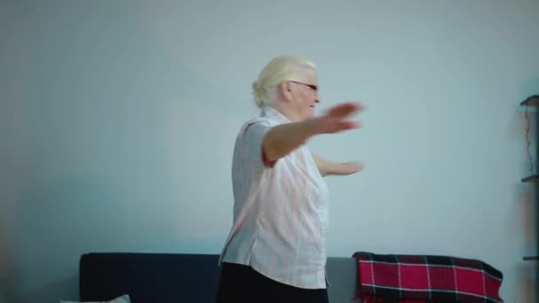 La abuela hace ejercicios varios giros — Vídeo de stock