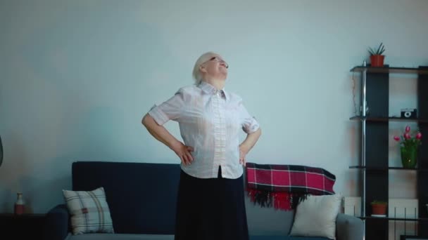 Femme âgée fait des exercices à la maison . — Video