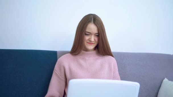 Junges Mädchen arbeitet am Laptop, zu Hause im Büro. — Stockvideo