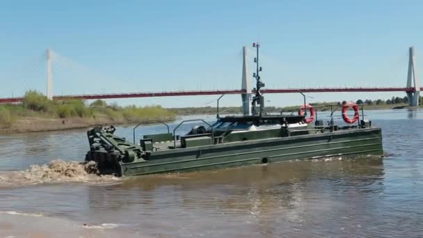 Lanzar un barco militar que flota en el río . — Vídeo de stock