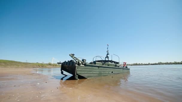 Un barco militar se encuentra a orillas del río, se comprueba el rendimiento de las unidades . — Vídeo de stock