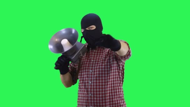 Muž v balaklávě v kostkované košili v rukou drží výkřik mávající rukama. — Stock video