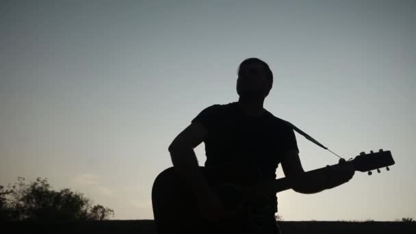 Pria yang kuat memainkan gitar akustik. — Stok Video