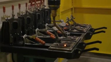 Kaynak robotu kaynak yapar. Modern bir endüstriyel robot kaynak makinesi bir fabrikada aktiftir. Üretimde kaynak ve mekanik prosedürlerin otomasyonu.
