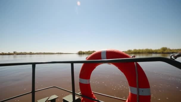 Lifebuoy на военном катере, приклеенном к борту . — стоковое видео