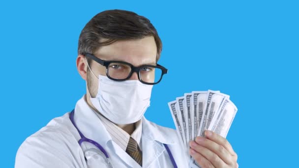 Чоловік у медичному пальто тримає в руці банкноти . — стокове відео