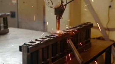 Robot kaynaklama, parçayı kaynaklama işini yapar..