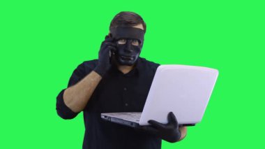 Akıllı telefondan konuşan maskeli bir bilgisayar korsanı anlaşmayı kabul ediyor..