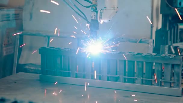 La soldadura robótica realiza trabajos de soldadura en la empresa . — Vídeos de Stock