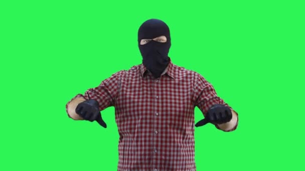 Muž v balaklávě v kostkované košili ukazuje oběma rukama, že je všechno špatné.. — Stock video