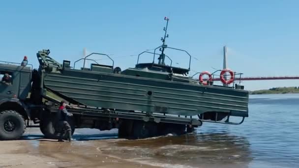 Запуск военной лодки с грузовиками. — стоковое видео
