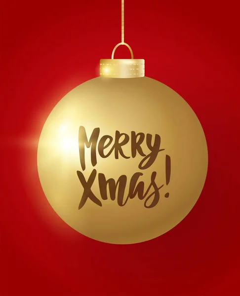 Opknoping kerst bal op rode achtergrond. Merry Xmas hand getekende letters. Sprankelende gouden glitter bauble — Stockvector