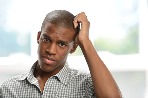 Mladý černý muž obavy — Stock fotografie