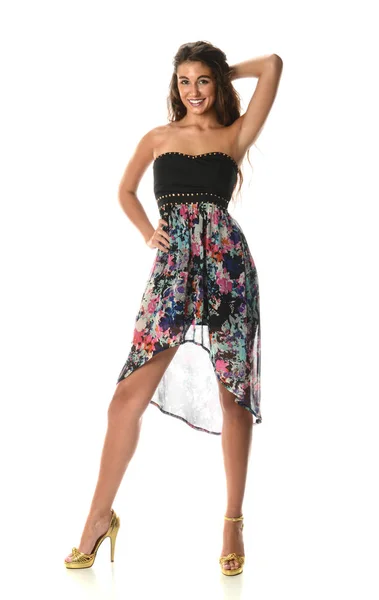 एक रंगीन पोशाक पहनने वाला युवा फैशन मॉडल — स्टॉक फ़ोटो, इमेज
