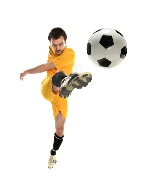 Piłkarz kopie piłkę — Zdjęcie stockowe