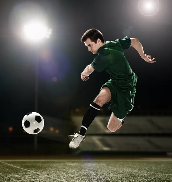 Voetbal speler schoppen de bal — Stockfoto