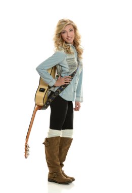 Gitarlı genç kız