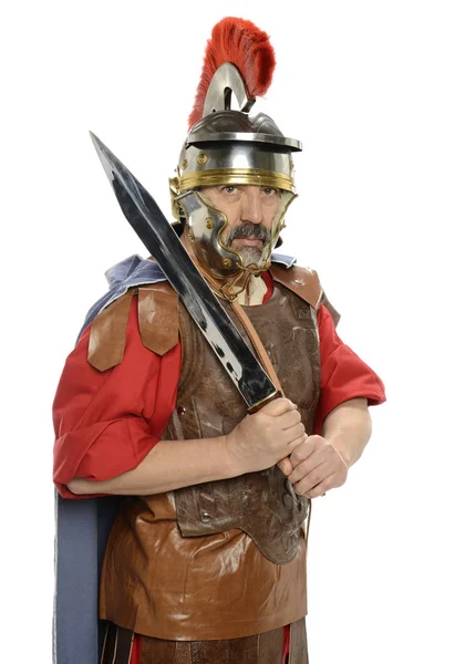 Soldado romano sosteniendo una espada — Foto de Stock