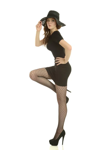 Siyah bir elbise giyen genç moda kadın — Stok fotoğraf