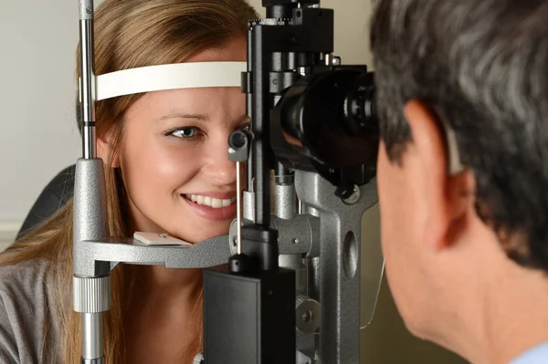 Eye Doctor esamina un giovane paziente — Foto Stock