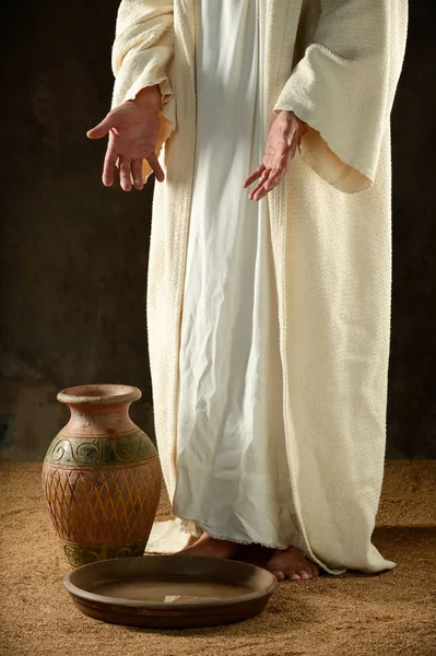 Gesù in piedi davanti a un barattolo d'acqua — Foto Stock