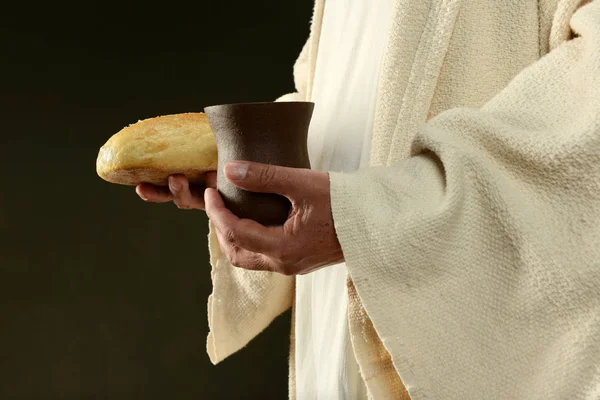 Jesus segurando pão e um copo de vinho — Fotografia de Stock