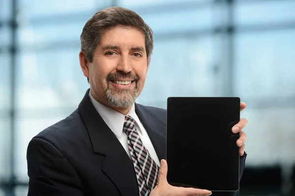 Mogen affärsman håller en elektronisk tablett — Stockfoto
