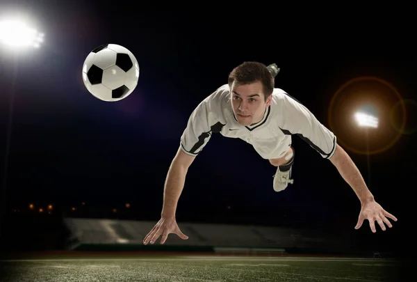 Jonge Voetballer Springen Het Raken Van Bal Met Wolken Achtergrond — Stockfoto