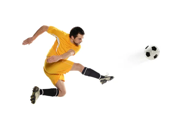 Jogador de futebol chutando a bola — Fotografia de Stock
