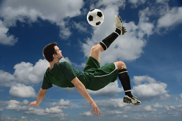 Jovem Jogador Futebol Pulando Batendo Bola Com Nuvens Fundo — Fotografia de Stock
