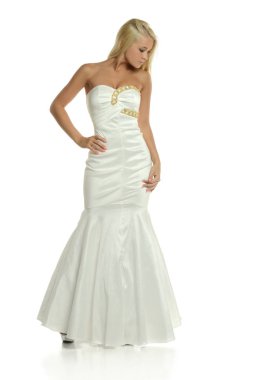 Beyaz bir elbise giyen genç sarışın kadın