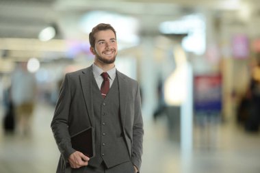 genç işadamı bir tablet holding