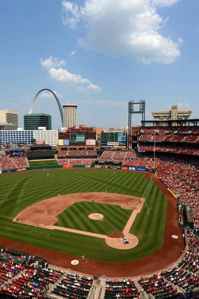 ST. LOUIS - JULY 07: A baseball game at Busch Stadium between th — Stock Photo, Image