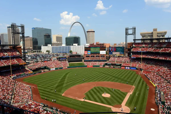 St. Louis - juli 07: En baseballmatch på Busch Stadium mellan th — Stockfoto