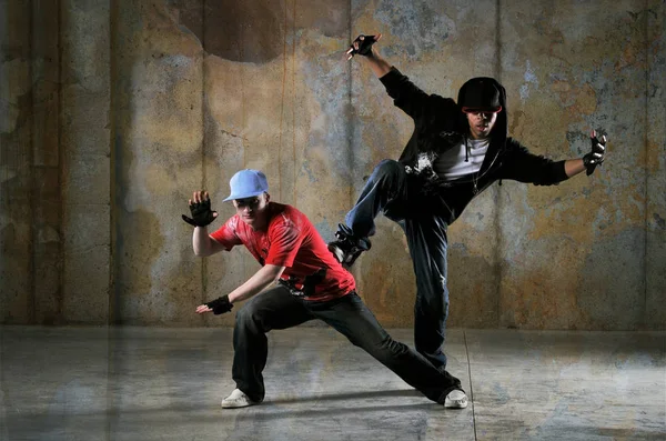 İki hip-hop dansçıları gerçekleştirme — Stok fotoğraf