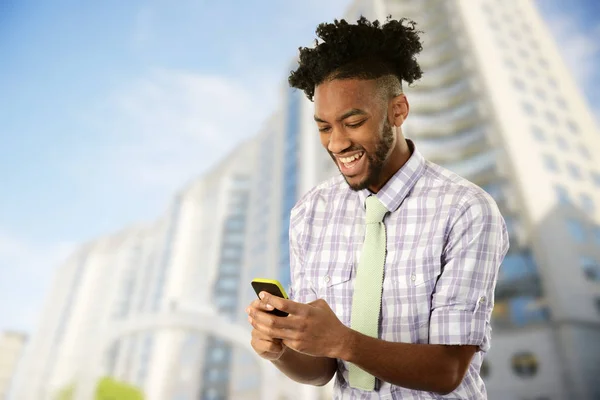 Ung African American Man med sin mobiltelefon — Stockfoto