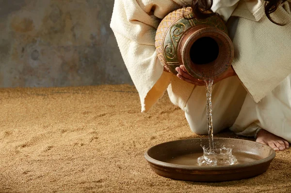 Jesus gießt Wasser aus einem Glas — Stockfoto