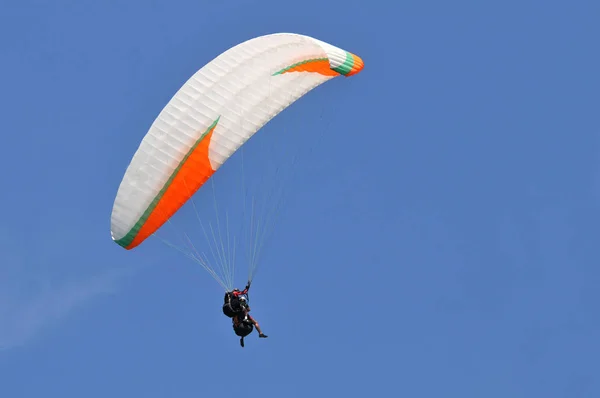 Paracaídas volando sobre un cielo azul — Foto de Stock