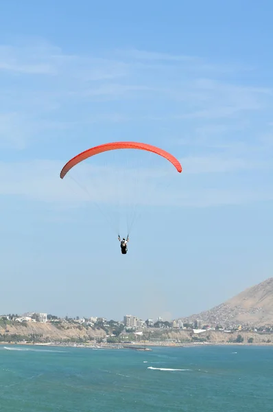 Fallschirm fliegt über den Ozean — Stockfoto