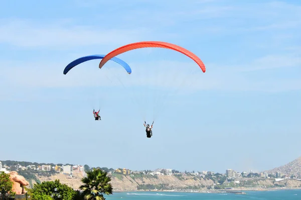 Paracaídas volando por el océano —  Fotos de Stock