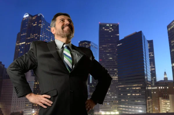 Rijpe zakenman met gebouwen op de achtergrond — Stockfoto