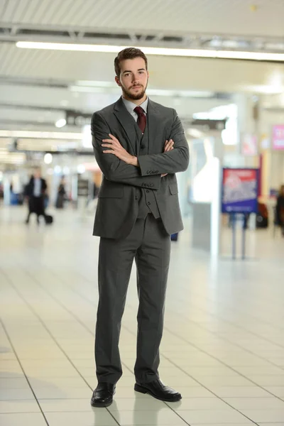 Jonge zakenman op de luchthaven — Stockfoto