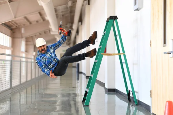 Construction worker falling off the ladder — Stock Photo, Image