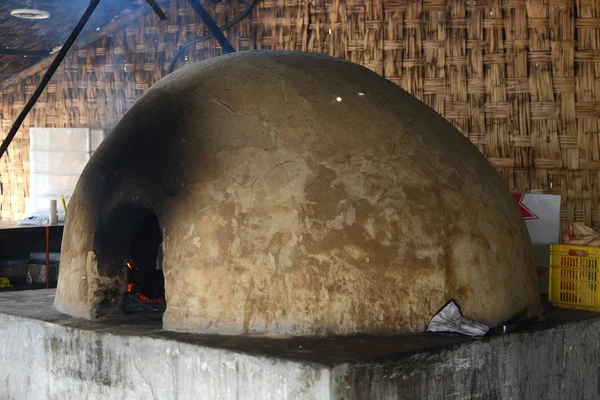 Forno tradizionale rustico per la cottura del pane — Foto Stock