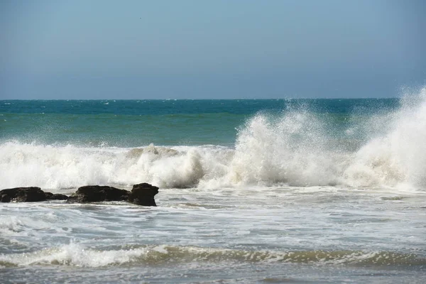 Seascape with waves and blue sky — Stock Photo, Image