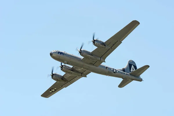 Fifi B-29 轰炸机在空中表演期间飞行 — 图库照片