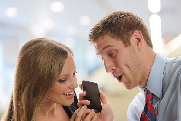 Homme et femme à l'écoute des commérages au bureau — Photo